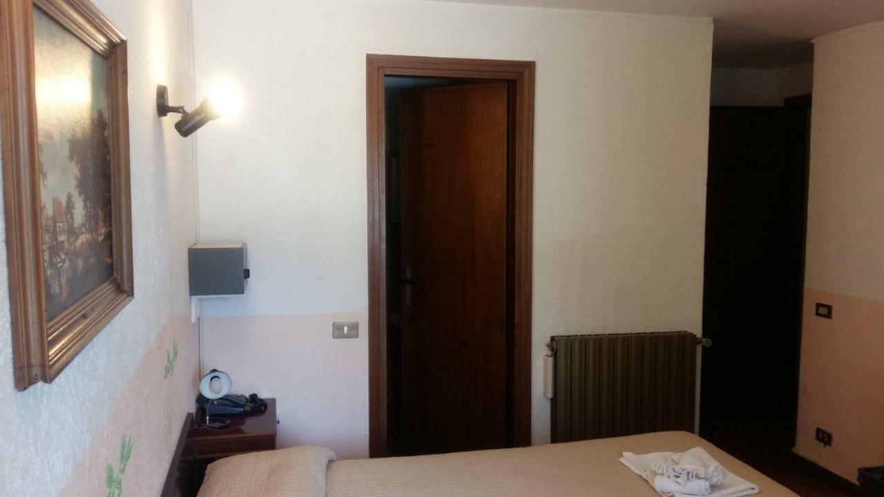 Hotel Rondanino Lanzo dʼIntelvi Kültér fotó